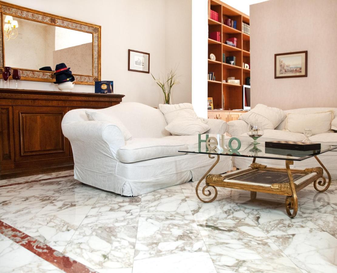 Artis Domus Bed & Breakfast Napoli Bagian luar foto